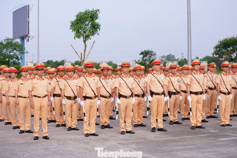 CSGT Hà Nội ra quân tổng kiểm soát, xử lý vi phạm giao thông ảnh 1