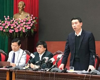 Phó Chủ tịch UBND quận Hà Đông Nguyễn Quang Ngọc trả lời chất vấn của nhiều cơ quan báo chí về vụ việc Chủ tịch Hà Nội yêu cầu thanh tra việc cưỡng chế phá dỡ công viên nước Thanh Hà ảnh 1