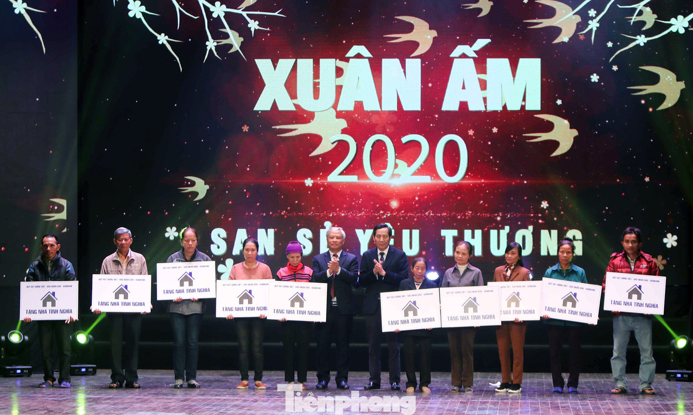 Xuân ấm 2020 tặng 12 căn nhà cho người nghèo, nhiều học bổng cho sinh viên ảnh 4