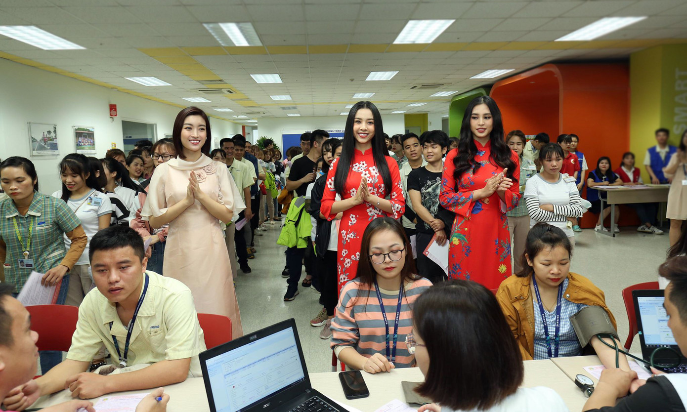 Hoa hậu Mỹ Linh, Tiểu Vy rạng rỡ trong Chủ nhật Đỏ tại Thái Nguyên ảnh 2