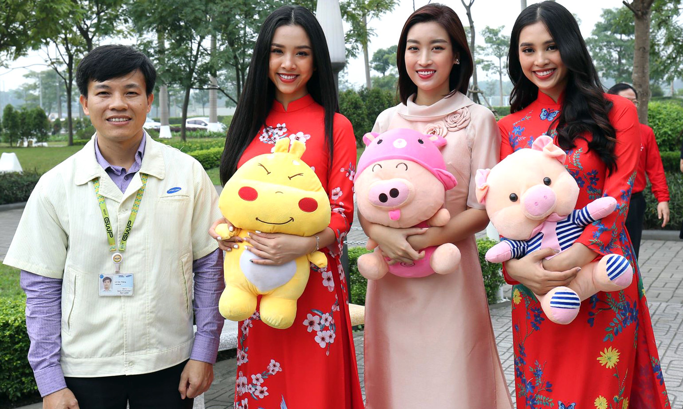 Hoa hậu Mỹ Linh, Tiểu Vy rạng rỡ trong Chủ nhật Đỏ tại Thái Nguyên ảnh 4