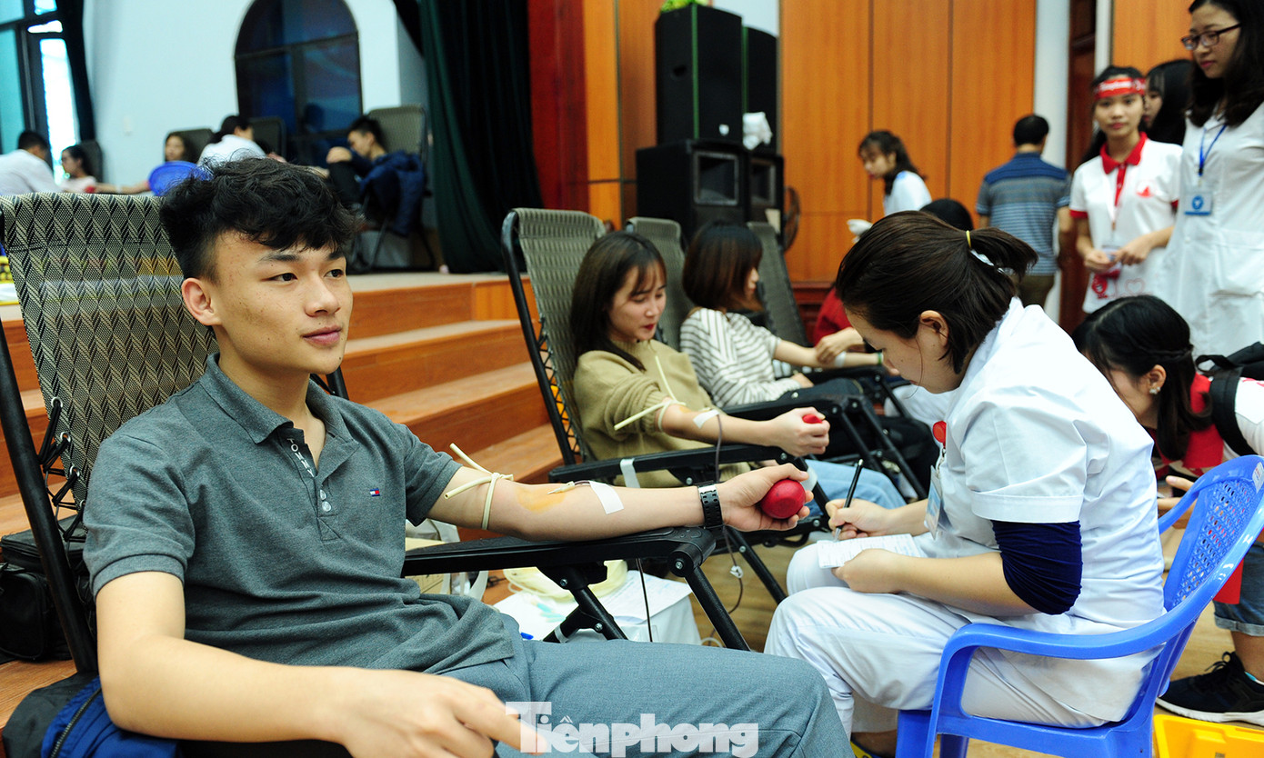 Dòng người xếp hàng hiến máu trong chương trình Chủ nhật Đỏ tại Thái Bình ảnh 19