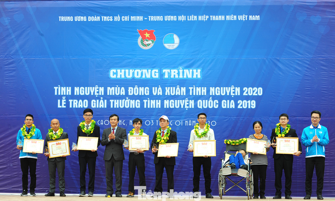 Bác sĩ thực hiện 900 ca mổ nhận giải thưởng Tình nguyện Quốc gia 2019 ảnh 4