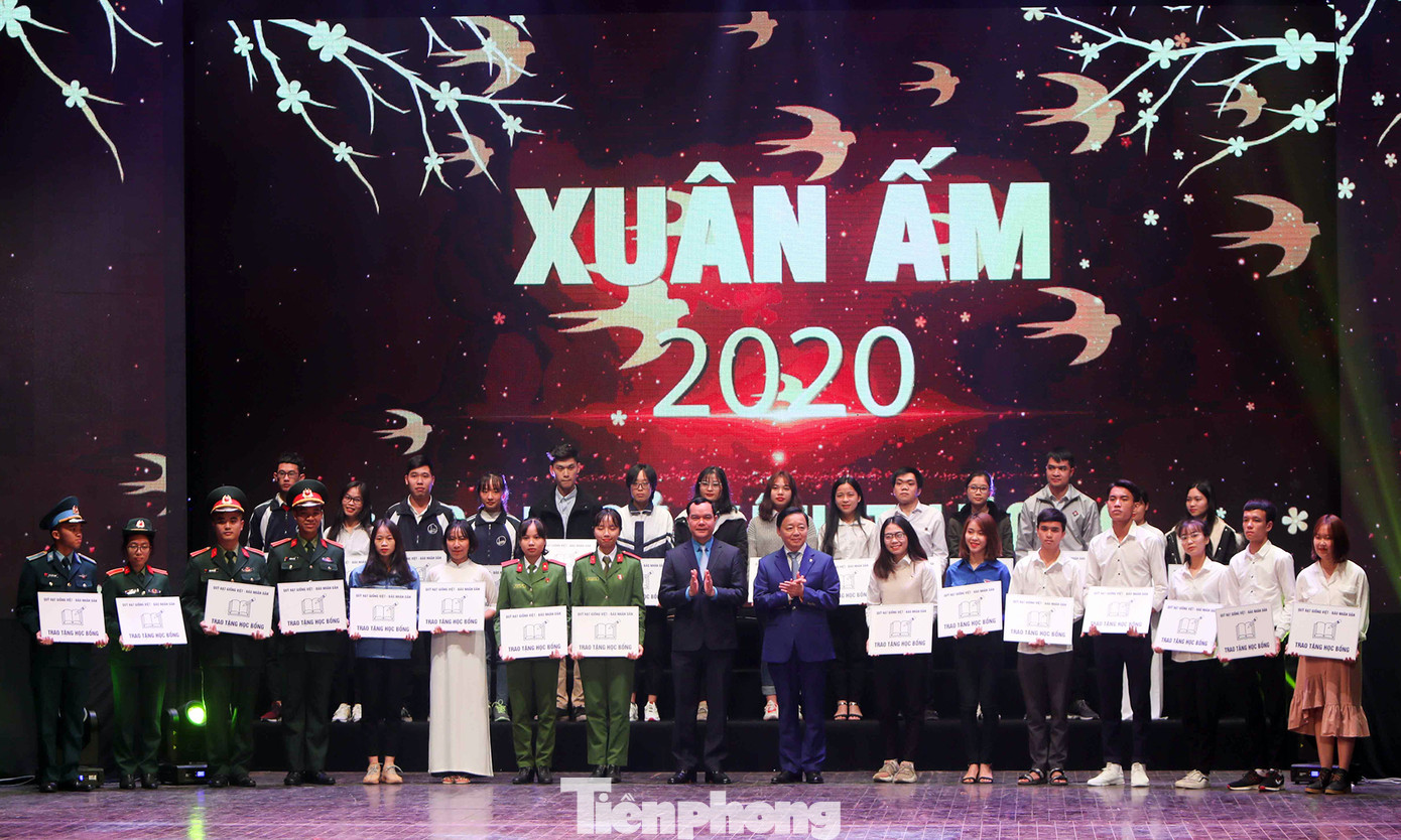 Xuân ấm 2020 tặng 12 căn nhà cho người nghèo, nhiều học bổng cho sinh viên ảnh 5