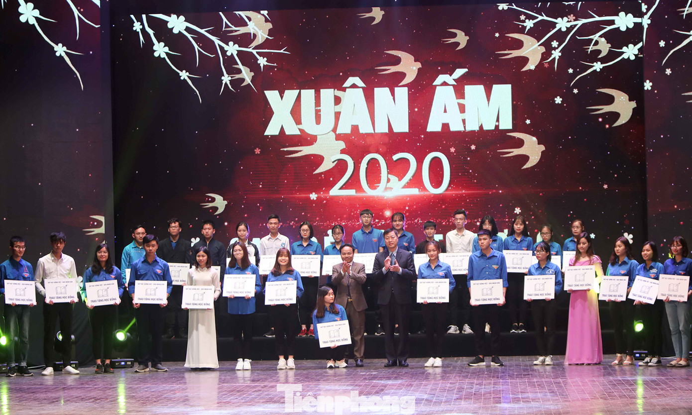 Xuân ấm 2020 tặng 12 căn nhà cho người nghèo, nhiều học bổng cho sinh viên ảnh 6