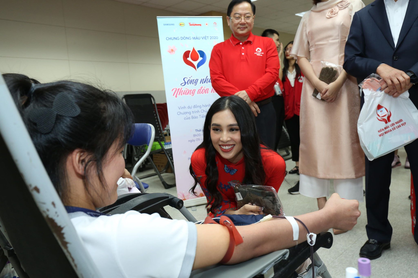 Hoa hậu Mỹ Linh, Tiểu Vy rạng rỡ trong Chủ nhật Đỏ tại Thái Nguyên ảnh 3