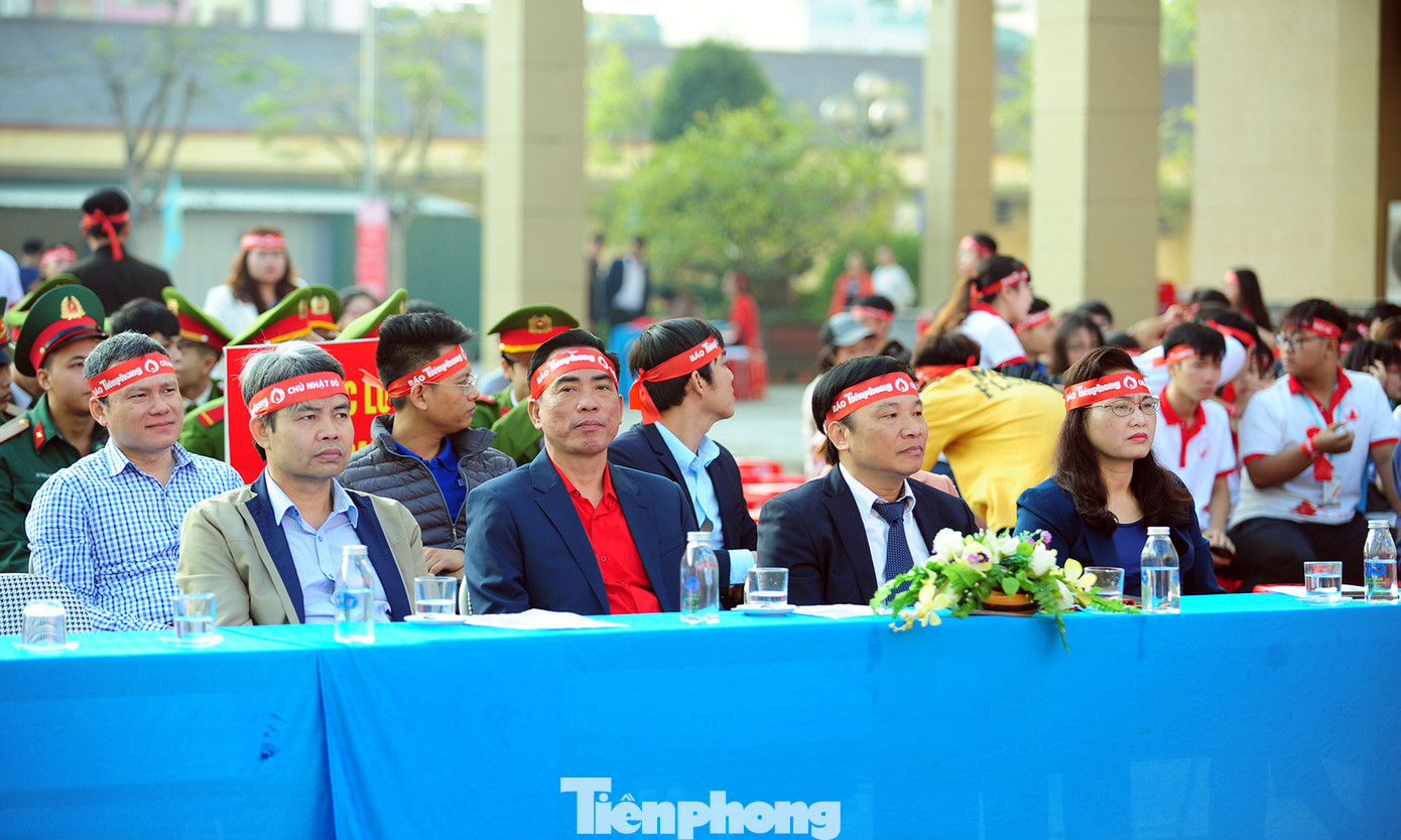 Dòng người xếp hàng hiến máu trong chương trình Chủ nhật Đỏ tại Thái Bình ảnh 3