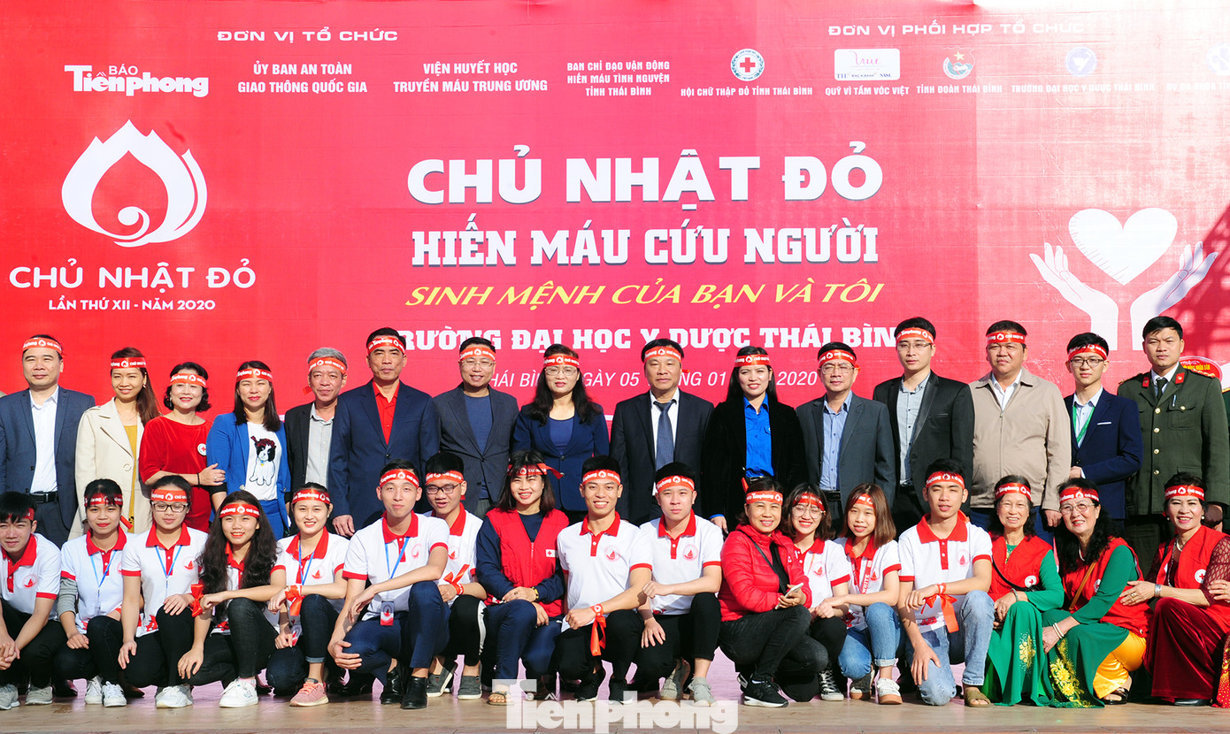 Dòng người xếp hàng hiến máu trong chương trình Chủ nhật Đỏ tại Thái Bình ảnh 24