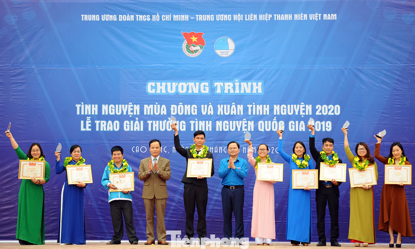 Bác sĩ thực hiện 900 ca mổ nhận giải thưởng Tình nguyện Quốc gia 2019 ảnh 3