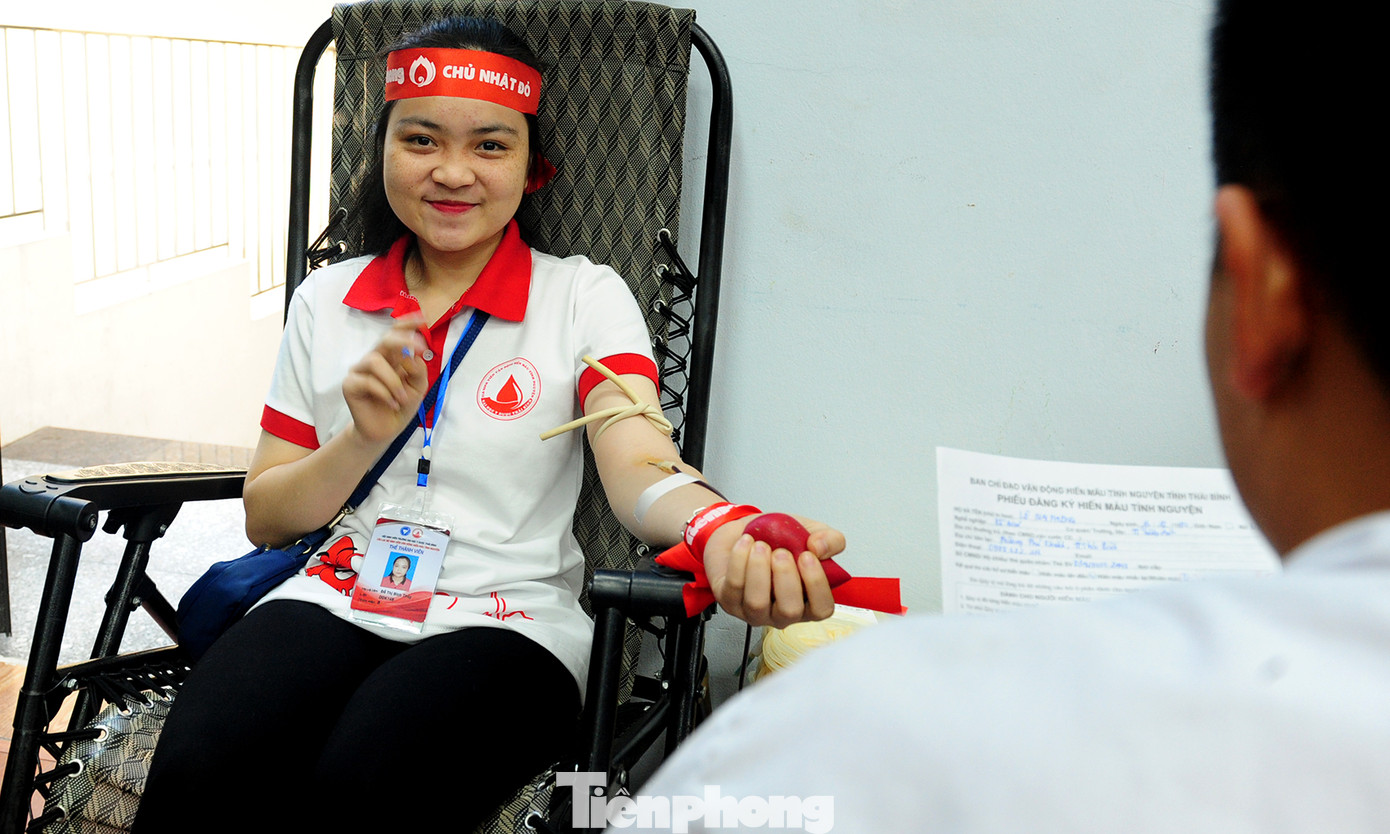 Dòng người xếp hàng hiến máu trong chương trình Chủ nhật Đỏ tại Thái Bình ảnh 16