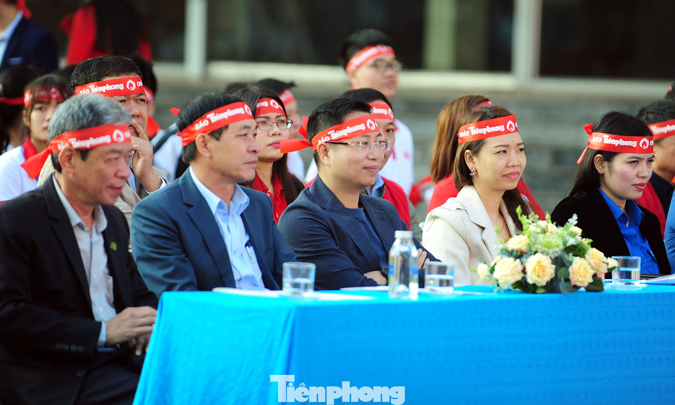 Dòng người xếp hàng hiến máu trong chương trình Chủ nhật Đỏ tại Thái Bình ảnh 4