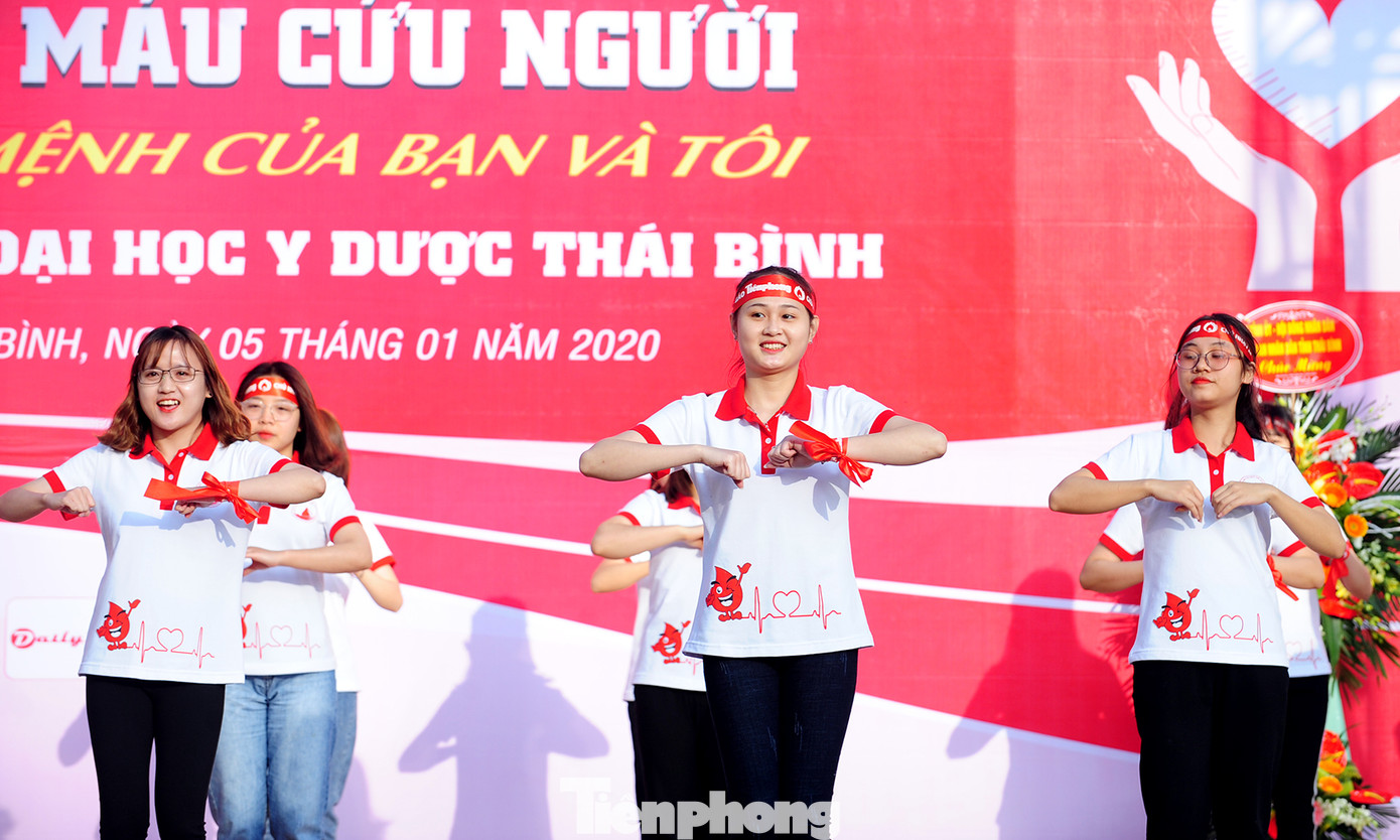 Dòng người xếp hàng hiến máu trong chương trình Chủ nhật Đỏ tại Thái Bình ảnh 2
