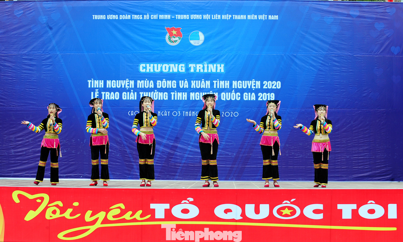 Bác sĩ thực hiện 900 ca mổ nhận giải thưởng Tình nguyện Quốc gia 2019 ảnh 1