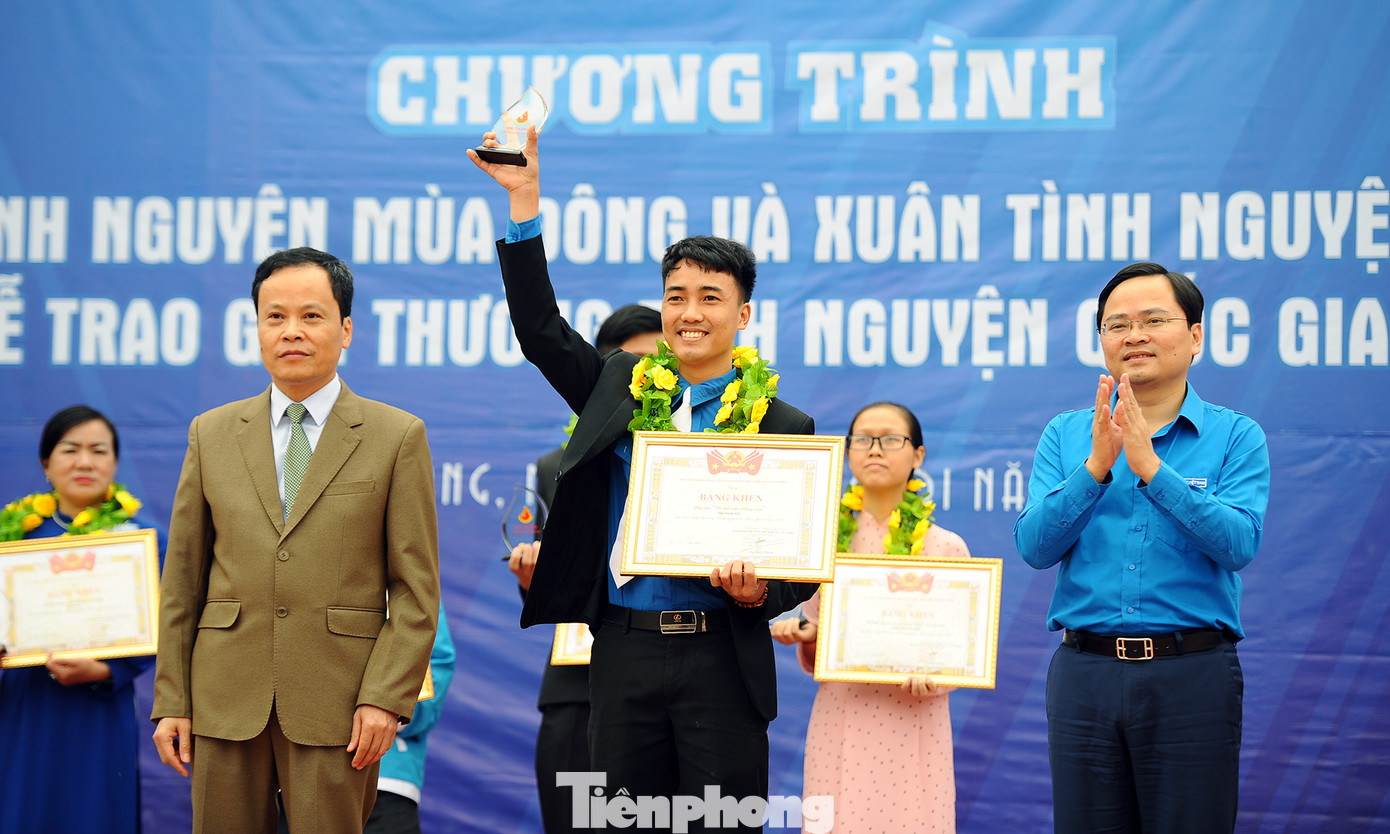 Bác sĩ thực hiện 900 ca mổ nhận giải thưởng Tình nguyện Quốc gia 2019 ảnh 2