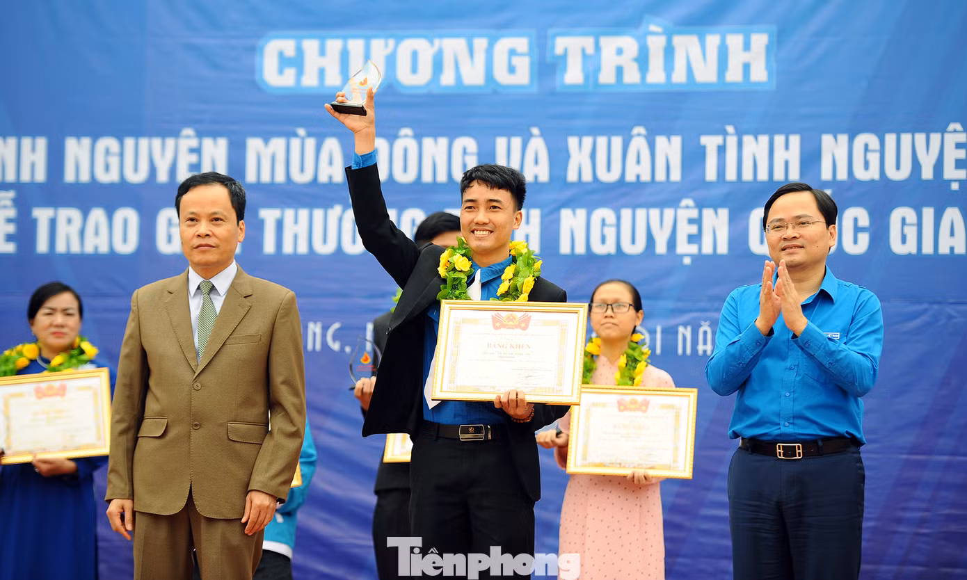 Bác sĩ thực hiện 900 ca mổ nhận giải thưởng Tình nguyện Quốc gia 2019 ảnh 2