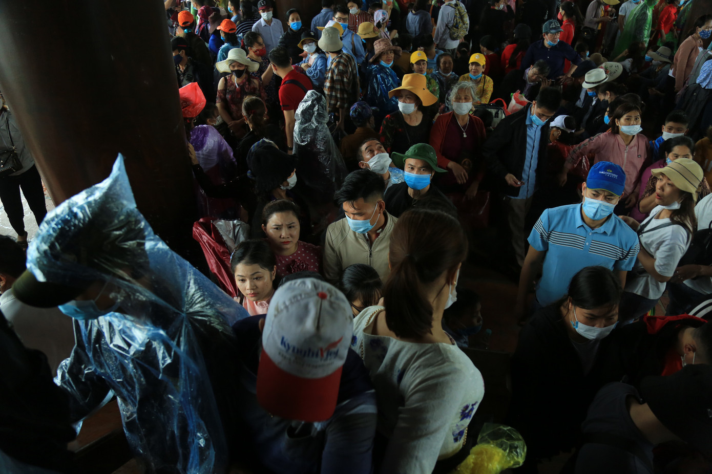 Trẻ nhỏ ướt sũng, vạ vật giữa vạn người ở chùa Tam Chúc ảnh 1