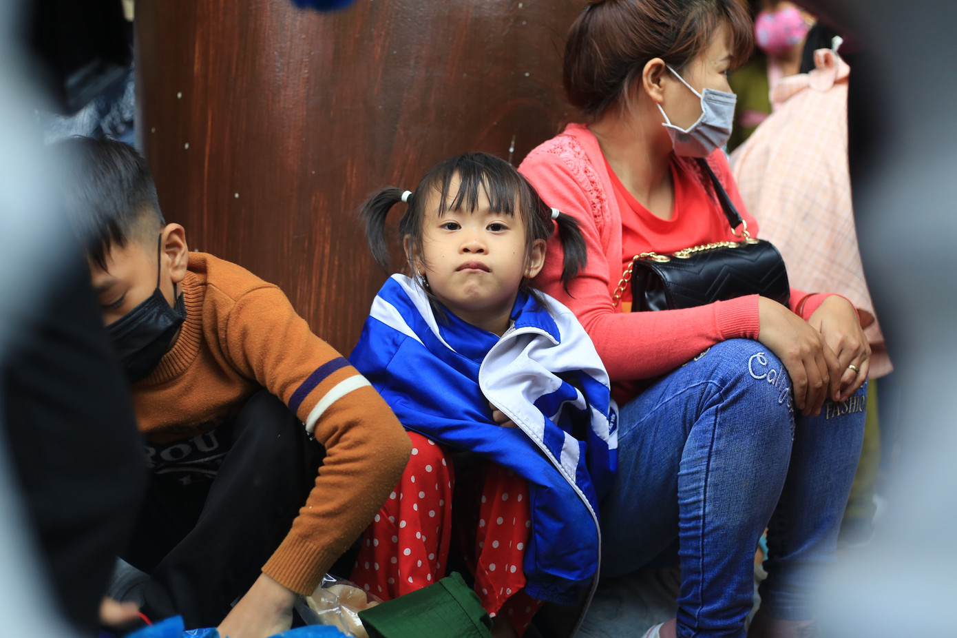 Trẻ nhỏ ướt sũng, vạ vật giữa vạn người ở chùa Tam Chúc ảnh 3