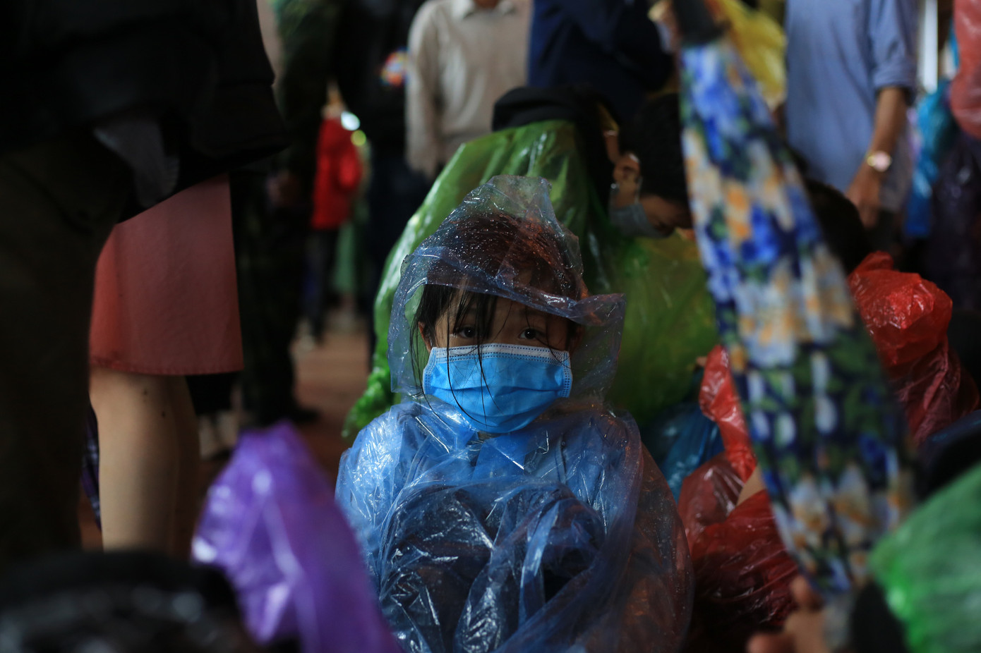 Trẻ nhỏ ướt sũng, vạ vật giữa vạn người ở chùa Tam Chúc ảnh 6