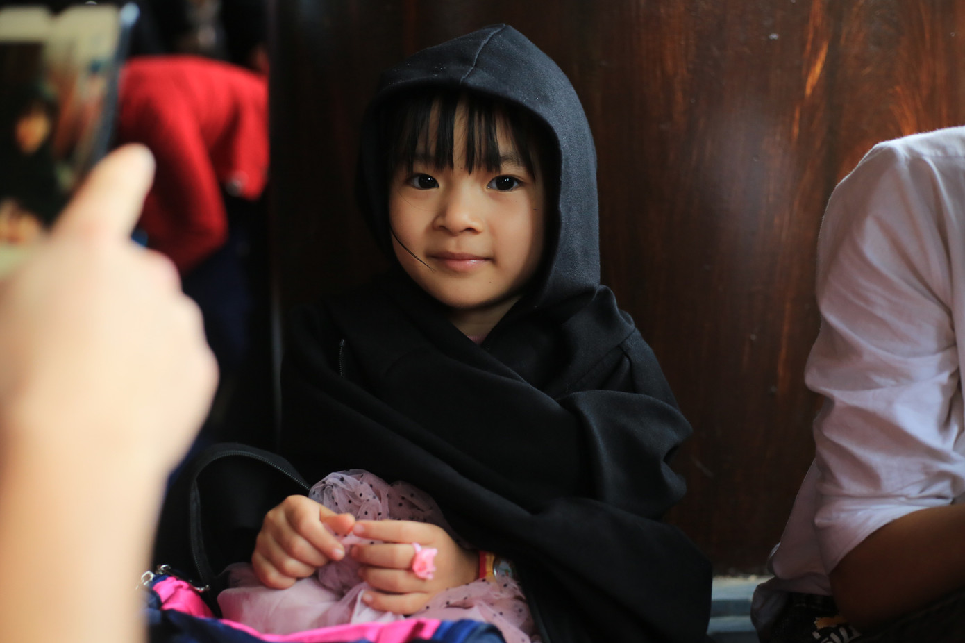 Trẻ nhỏ ướt sũng, vạ vật giữa vạn người ở chùa Tam Chúc ảnh 4