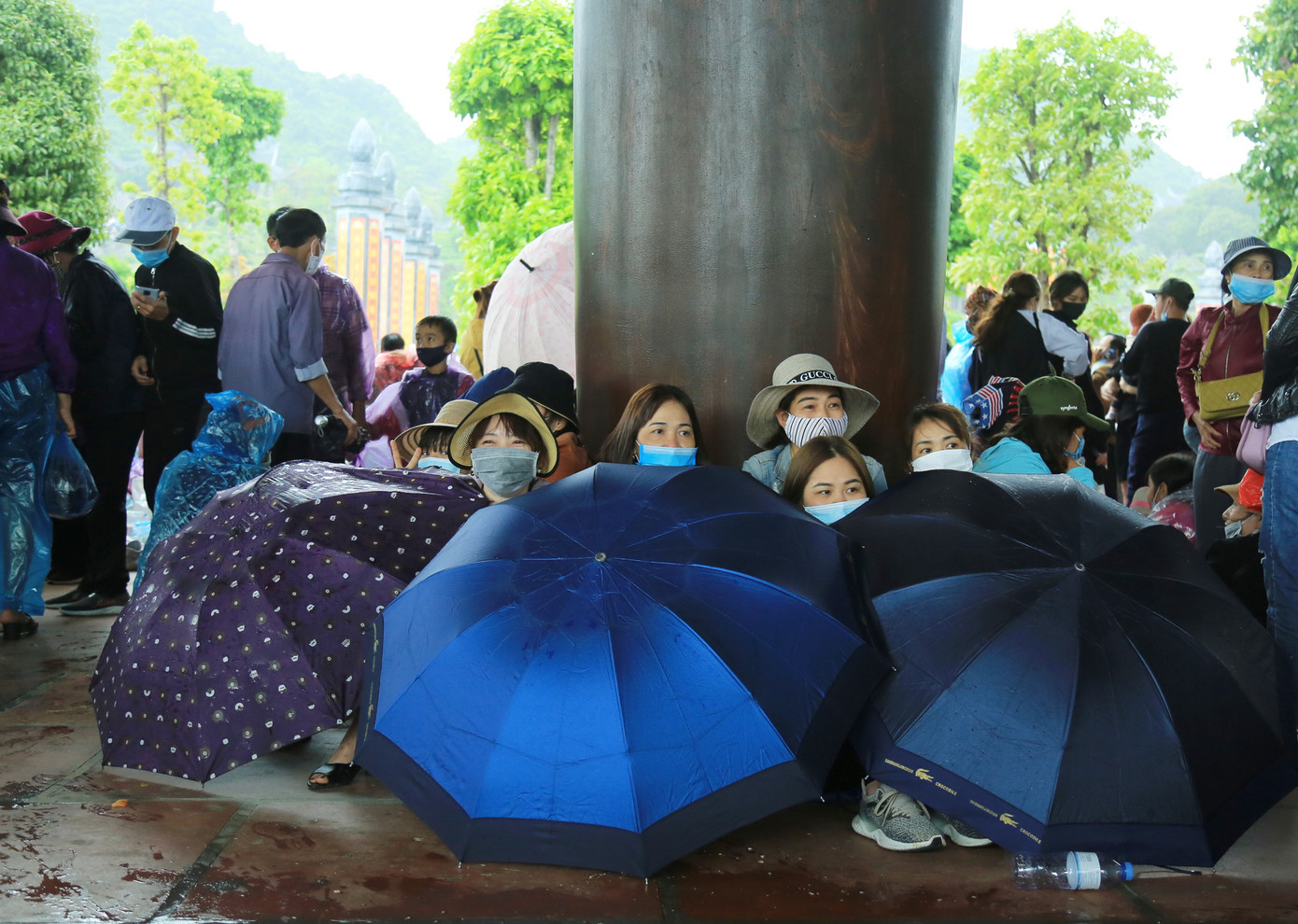 Trẻ nhỏ ướt sũng, vạ vật giữa vạn người ở chùa Tam Chúc ảnh 10