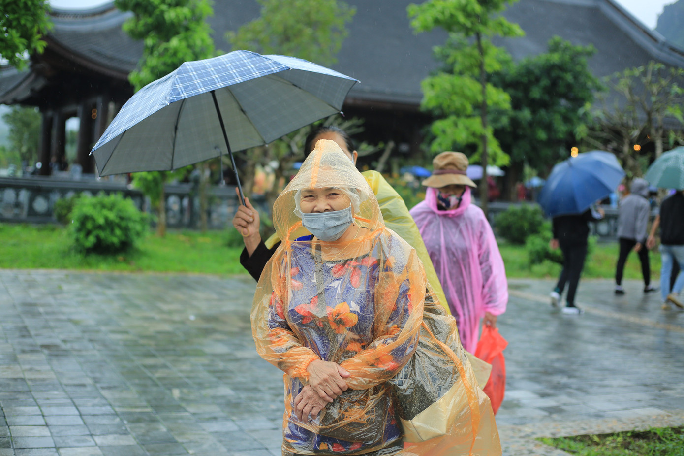 Trẻ nhỏ ướt sũng, vạ vật giữa vạn người ở chùa Tam Chúc ảnh 9