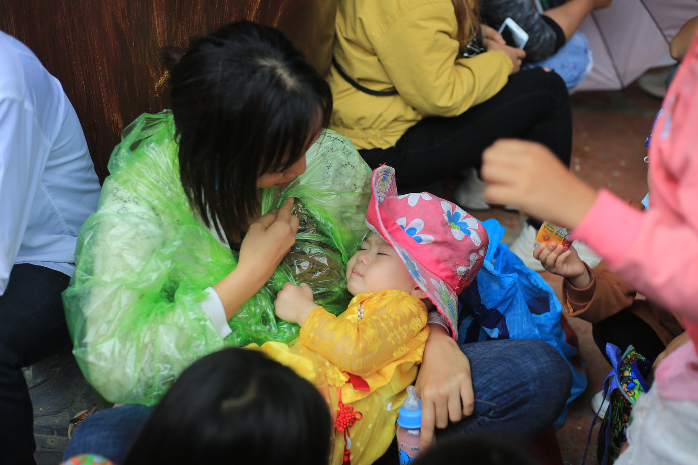 Trẻ nhỏ ướt sũng, vạ vật giữa vạn người ở chùa Tam Chúc ảnh 8