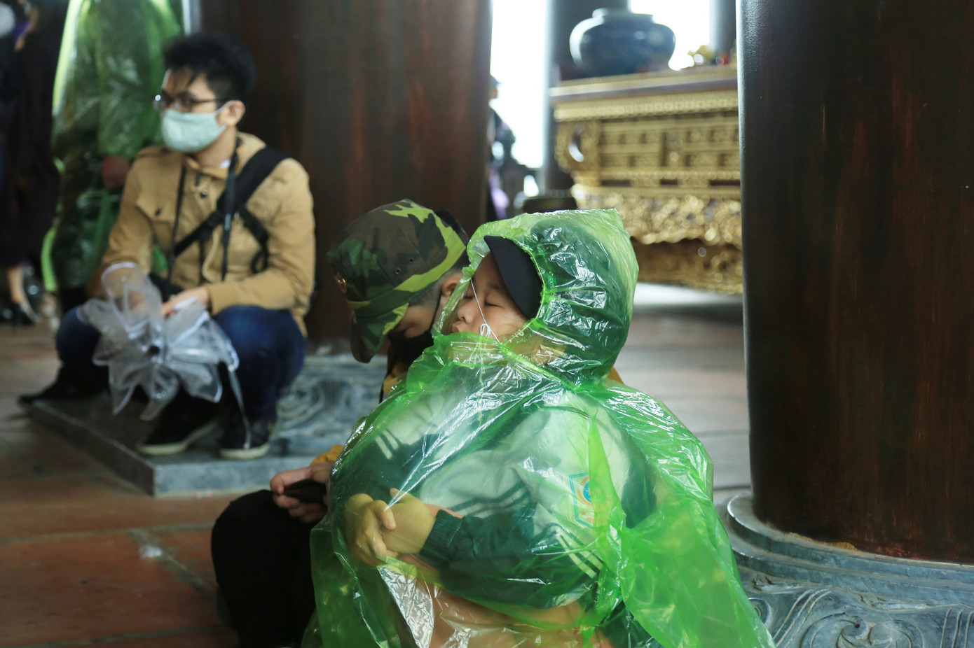 Trẻ nhỏ ướt sũng, vạ vật giữa vạn người ở chùa Tam Chúc ảnh 7