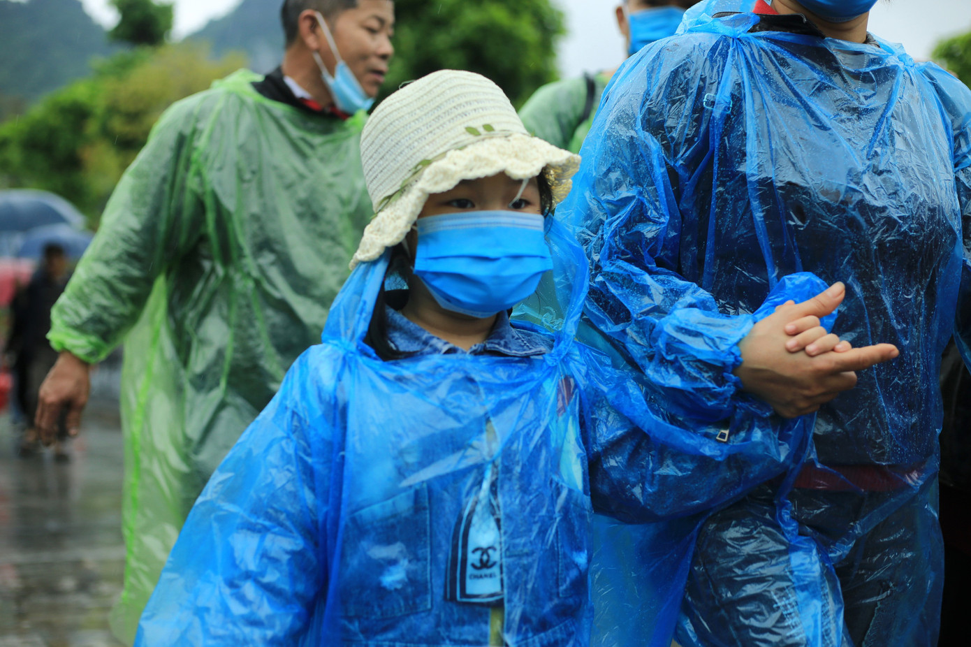 Trẻ nhỏ ướt sũng, vạ vật giữa vạn người ở chùa Tam Chúc ảnh 5