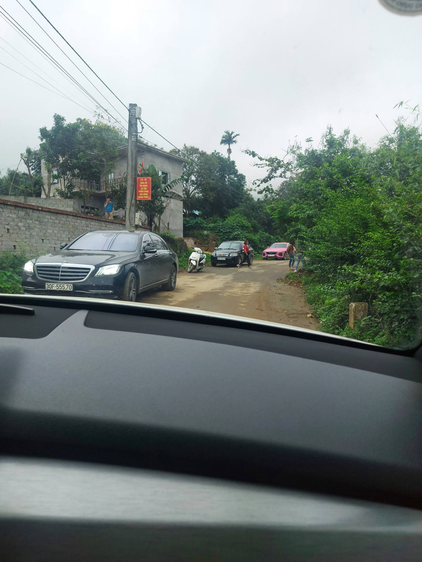 Hà Nội: Dân 'trẩy hội' buôn đất Ba Vì ảnh 1