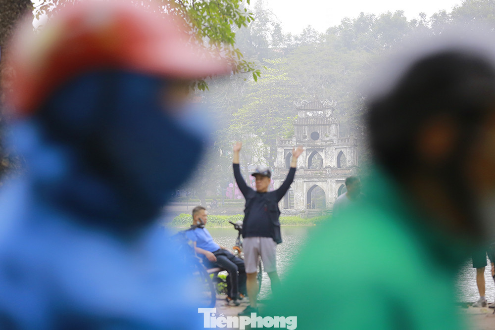 Người Hà Nội tập thể dục thời chống dịch Covid -19 ảnh 4