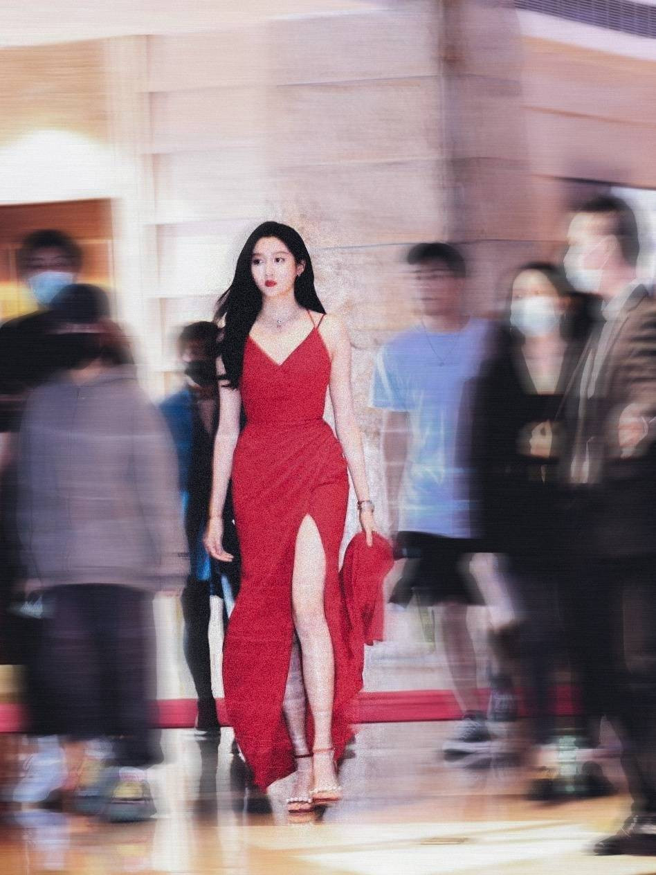 Trước tin đồn chia tay Lộc Hàm, Quan Hiểu Đồng khoe body chiếm trọn “spotlight” trên phố ảnh 7