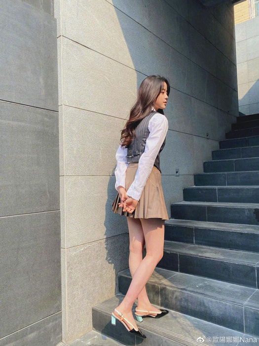 Âu Dương Na Na xuất hiện với visual “thanh xuân vườn trường” quả xứng “nữ thần thời trang“ ảnh 6