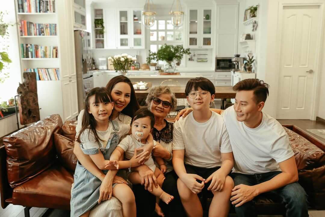 Thủy Tiên ăn vội bát mì tôm để đi cứu trợ; Lynk Lee “xéo sắc” đáp trả antifan ảnh 11