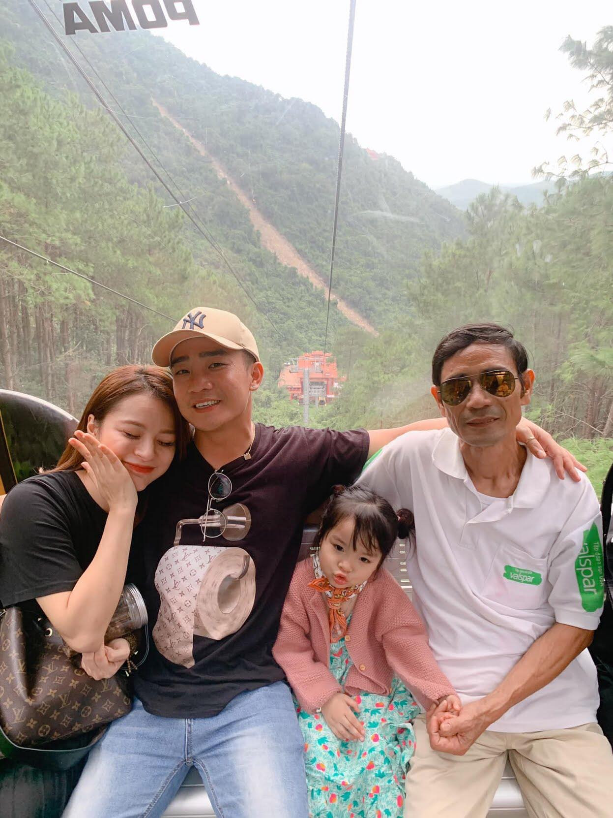 Thủy Tiên nhịn đói đi cứu trợ bà con miền Trung; Ngọc Trinh, Hương Giang đọ sắc ảnh 9