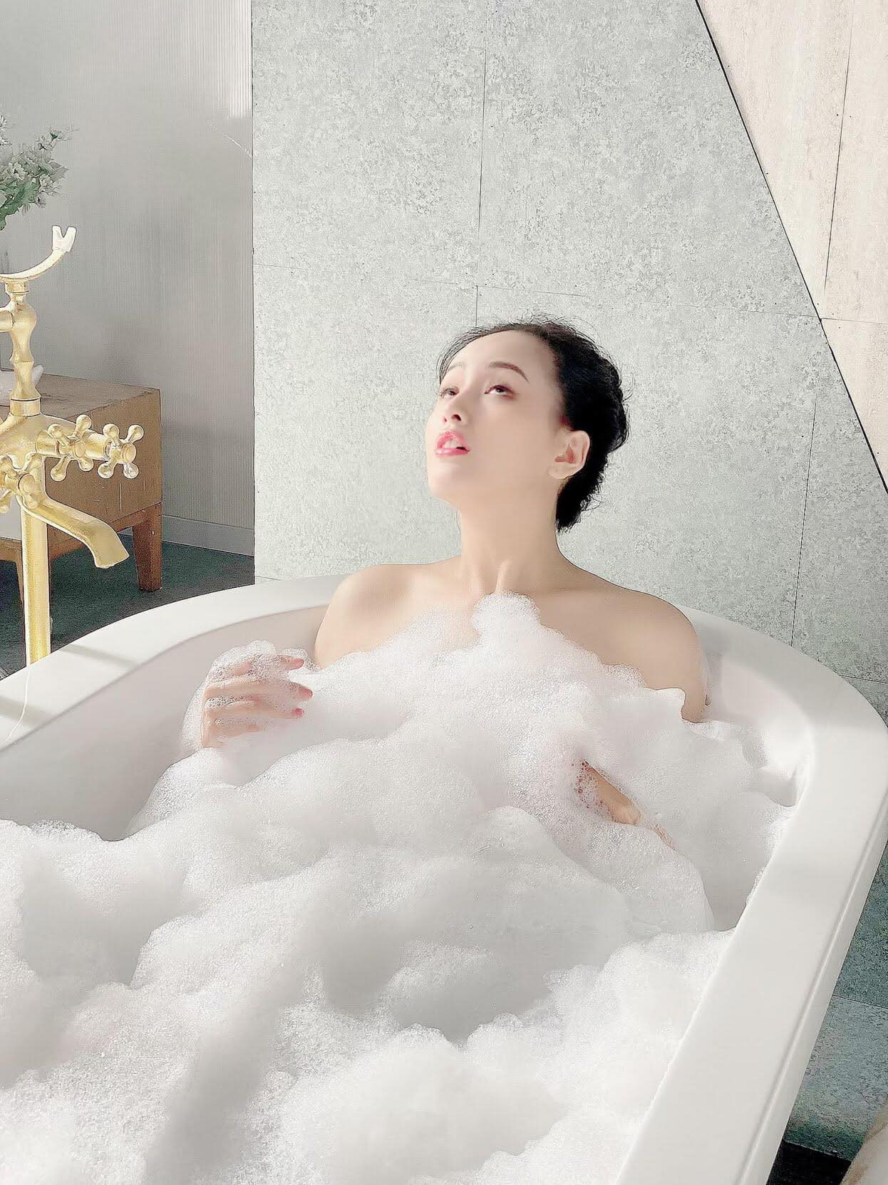 Elly Trần hóa “công chúa ngủ trong ô tô”; vợ chồng Đông Nhi vui mừng đón con gái về nhà ảnh 14