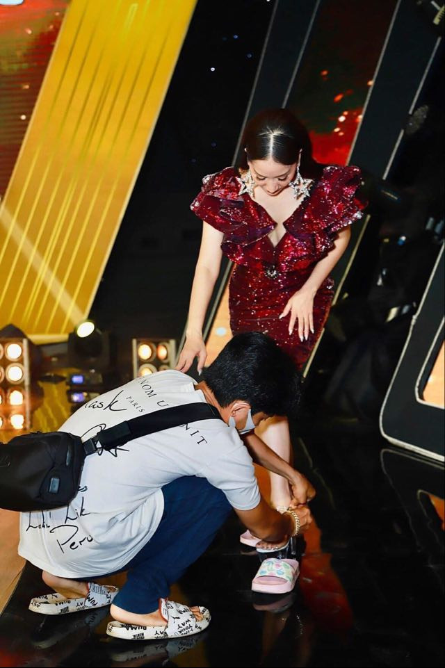 Đông Nhi khoe ảnh cùng ông xã và công chúa nhỏ; Diệu Nhi tươi rói bán xôi dù đã quá mệt ảnh 16