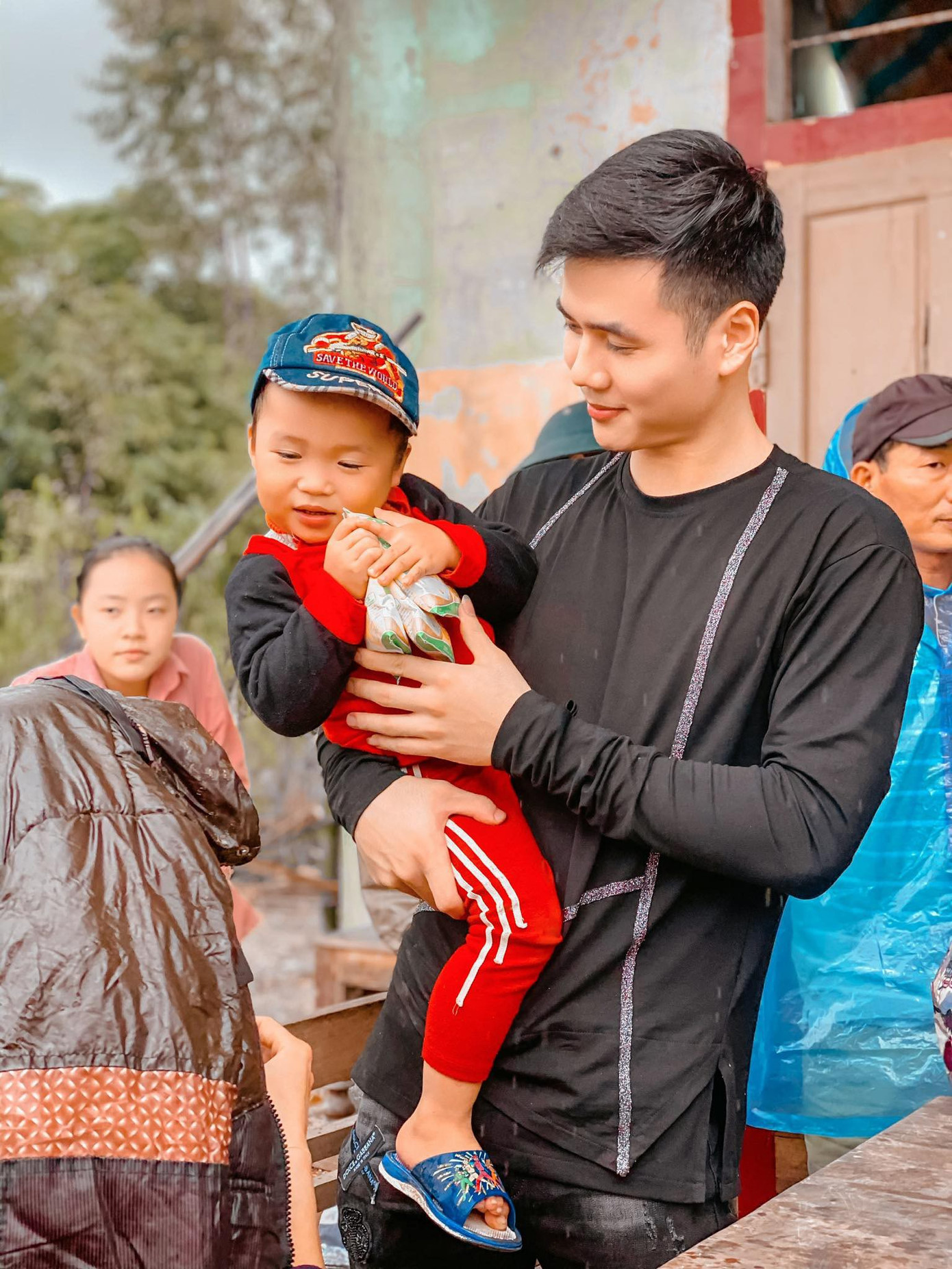 Chàng trai gây “sốt” khi đi thiện nguyện miền Trung: “Đã đẹp trai lại còn nhân ái“ ảnh 2