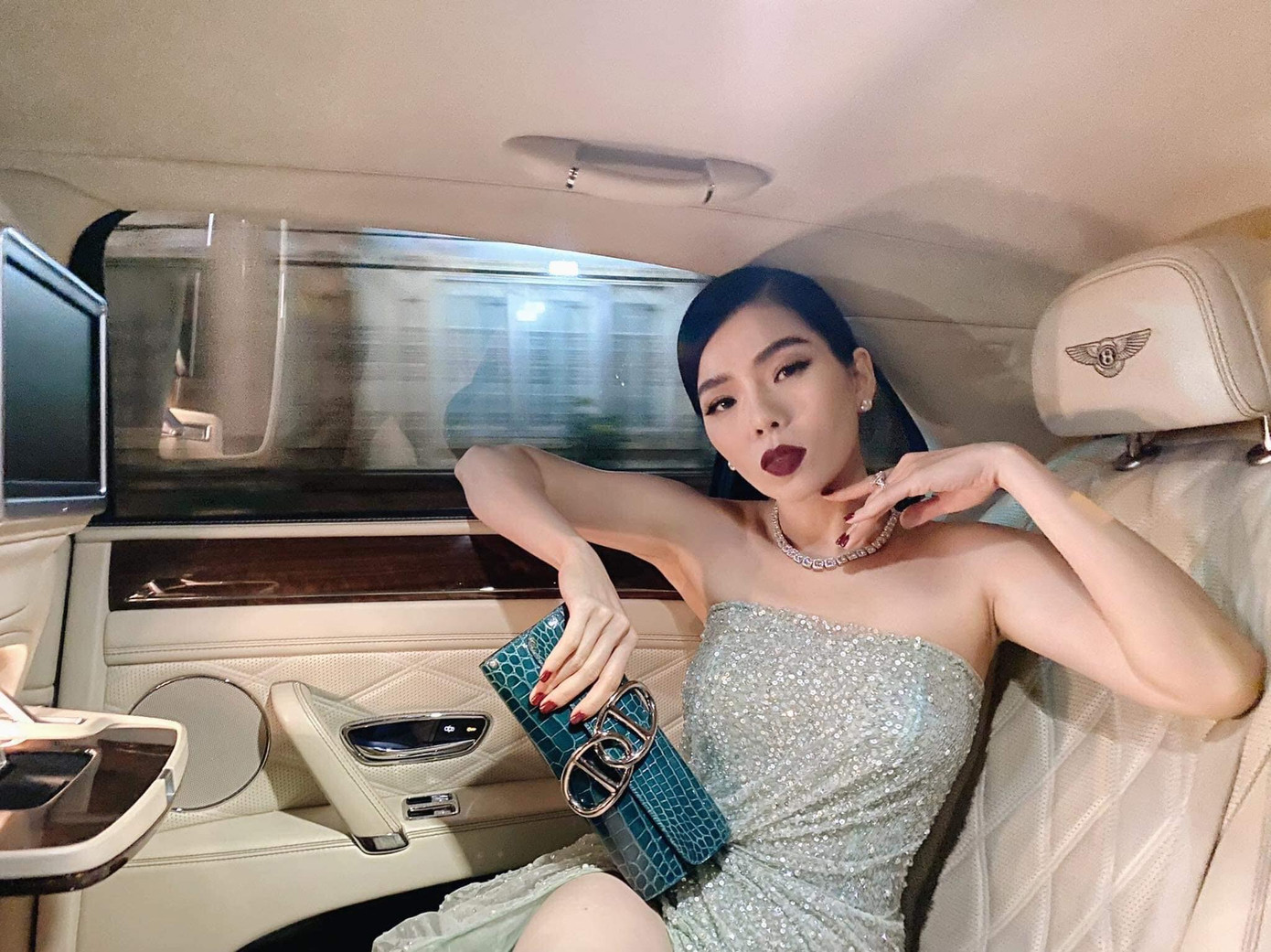 Đông Nhi khoe ảnh trên bàn mổ; Kaity Nguyễn chia sẻ hậu trường khác lạ “Tiệc trăng máu“ ảnh 16