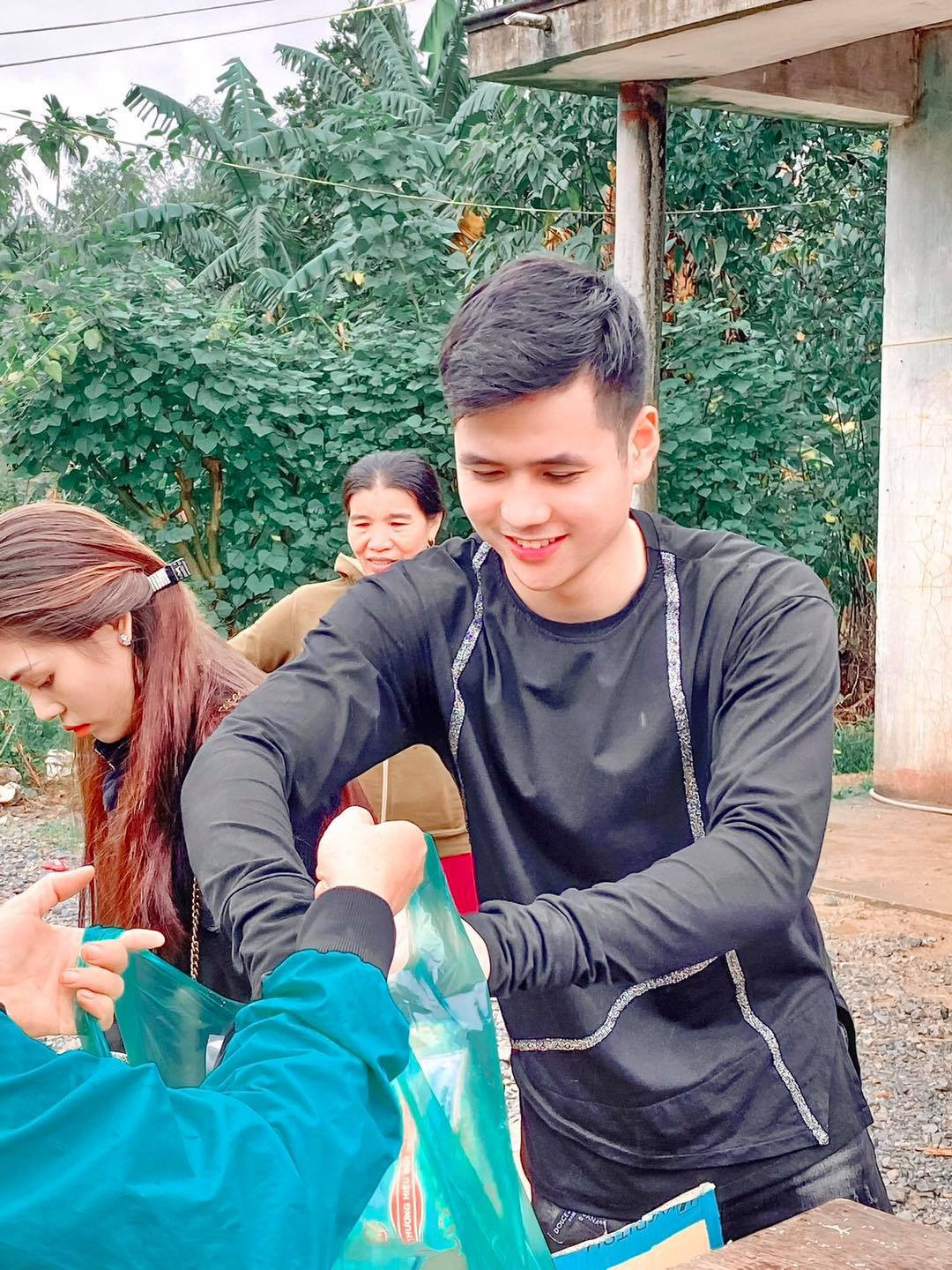 Chàng trai gây “sốt” khi đi thiện nguyện miền Trung: “Đã đẹp trai lại còn nhân ái“ ảnh 1