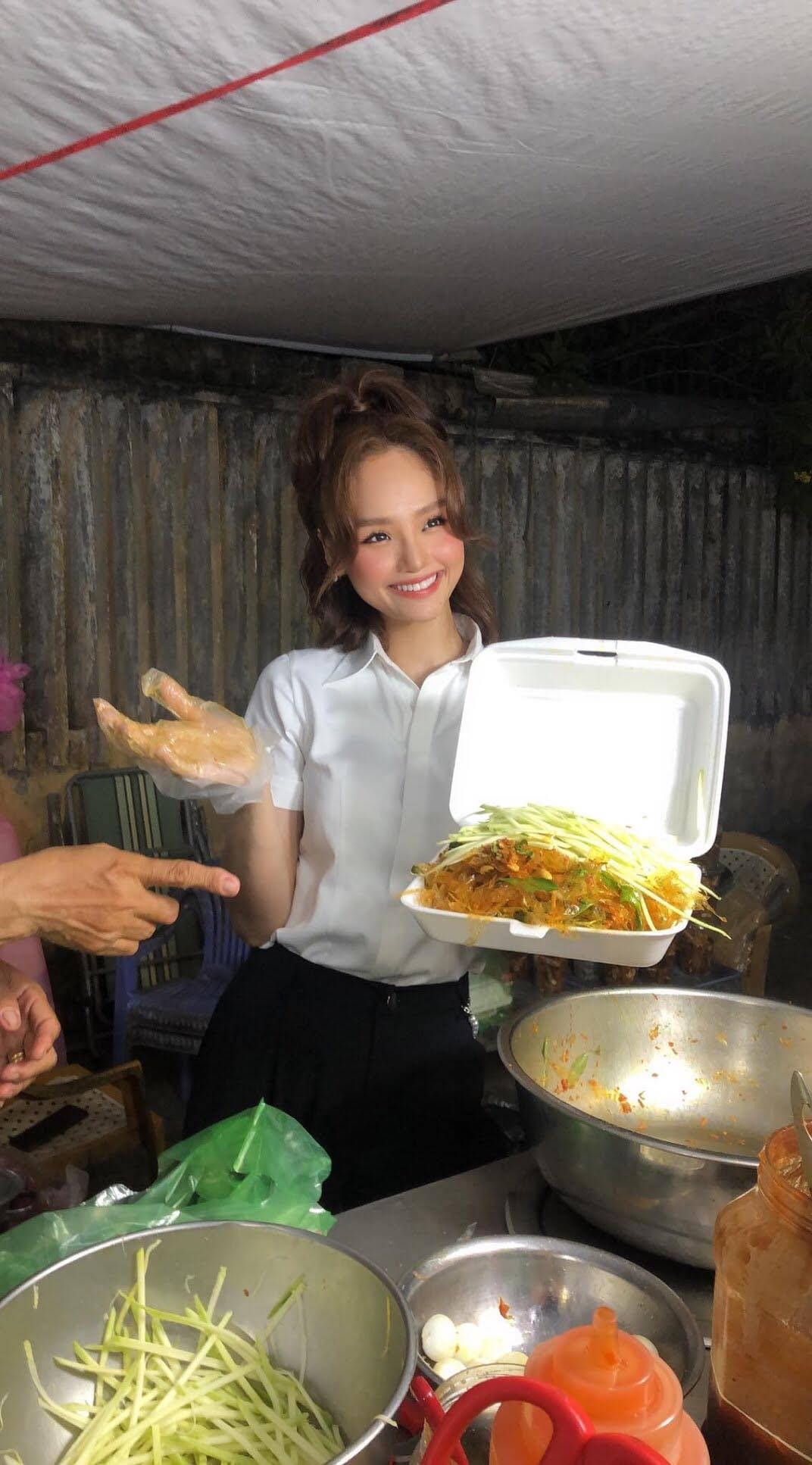 H'Hen Niê nhuộm tóc nâu vàng, diện áo dài duyên dáng; Miu Lê - đại sứ bánh tráng trộn ảnh 7