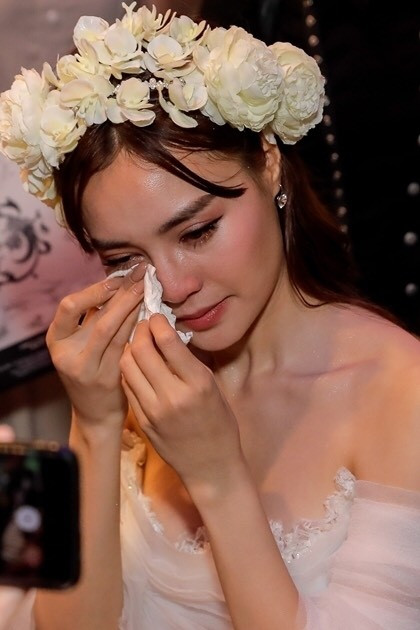 H'Hen Niê nhuộm tóc nâu vàng, diện áo dài duyên dáng; Miu Lê - đại sứ bánh tráng trộn ảnh 14