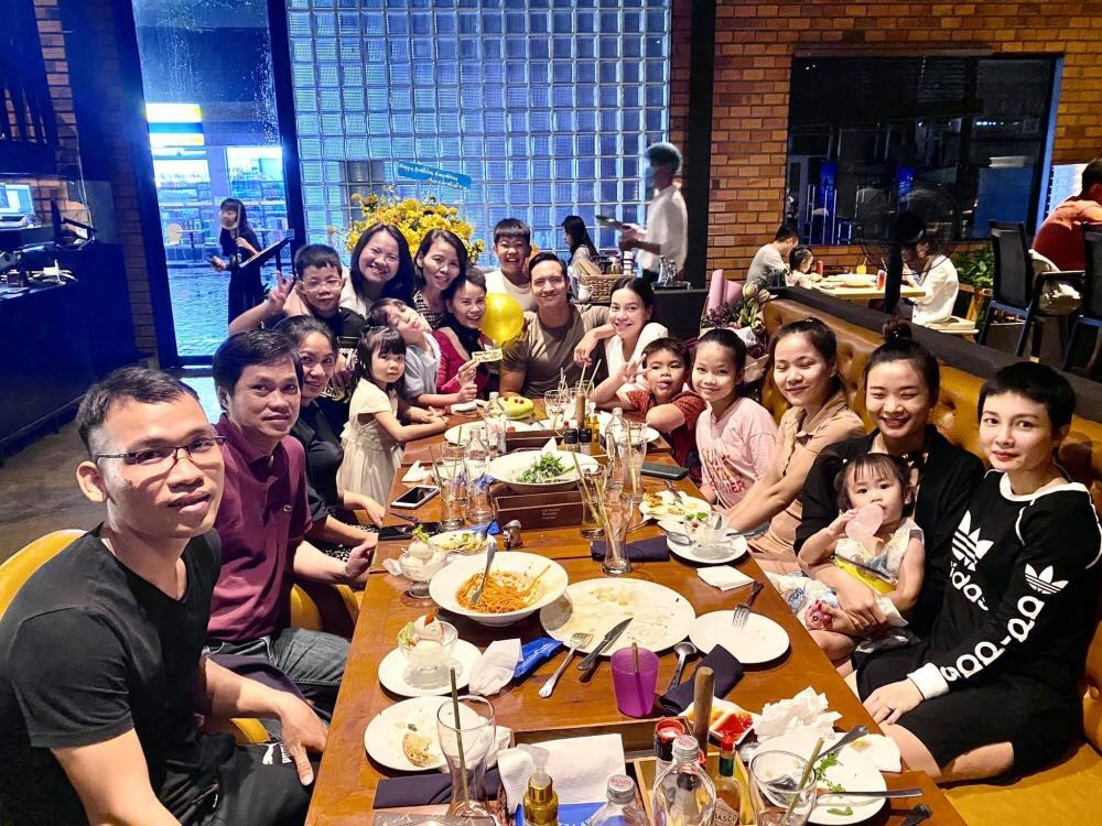 Mạc Văn Khoa chính thức lên chức bố; vợ chồng Trường Giang hóa ông bà Mười Khó cực yêu ảnh 7