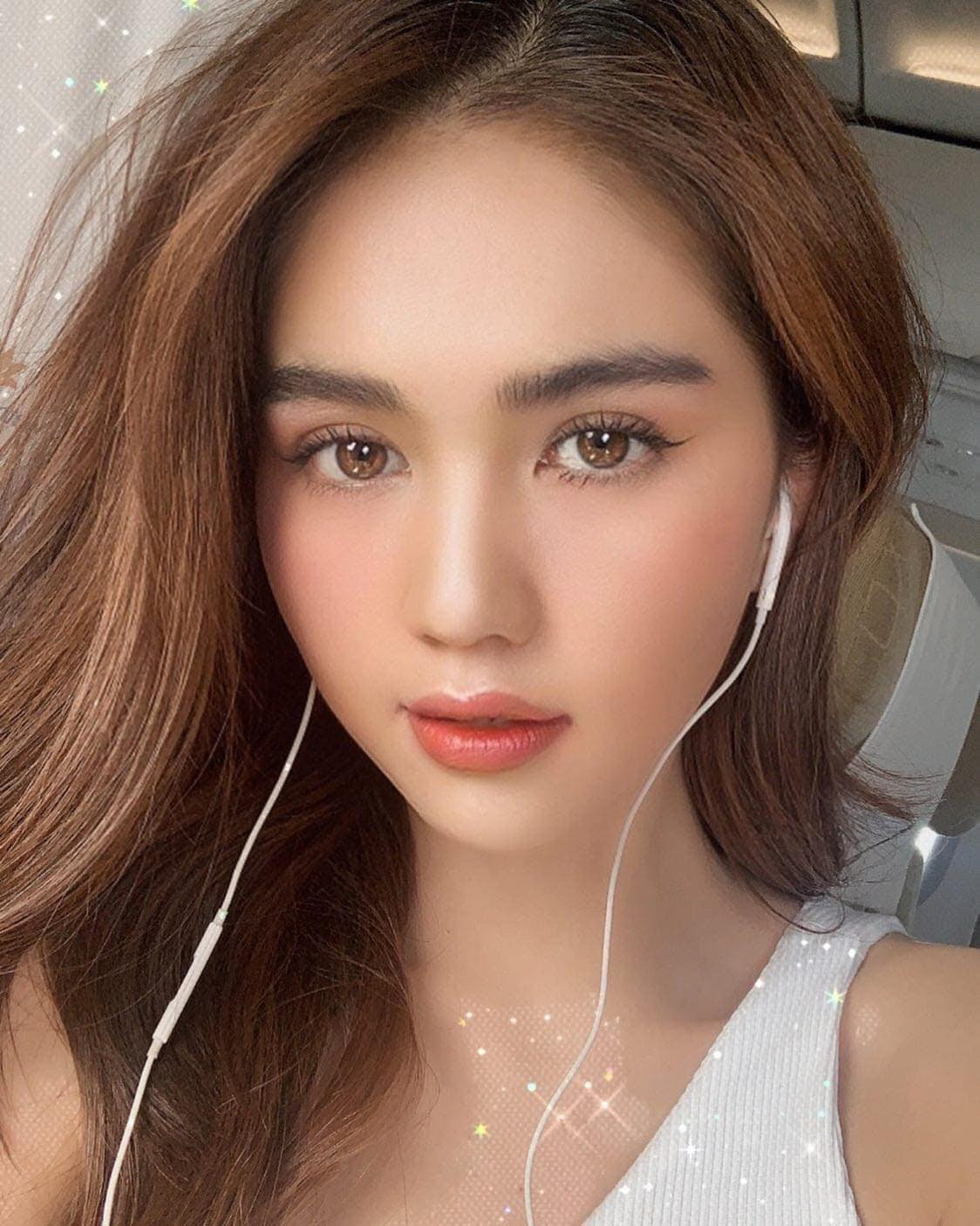 Đông Nhi khoe ảnh cùng ông xã và công chúa nhỏ; Diệu Nhi tươi rói bán xôi dù đã quá mệt ảnh 8