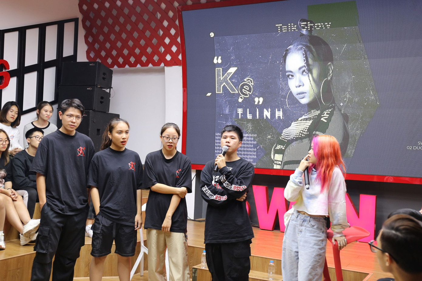 Rapper Tlinh chia sẻ con đường chinh phục ước mơ cùng các bạn sinh viên ảnh 2