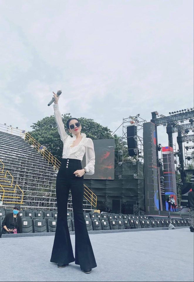 Đông Nhi được chồng bất ngờ tặng quà sau sinh; Lưu Hương Giang sang chảnh dù mấp mé 40 ảnh 17