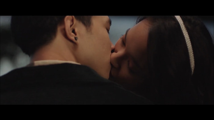 Tóc Tiên mặc bikini khoe đường cong “bỏng mắt”; Châu Bùi hôn say đắm Anh Tú? ảnh 10