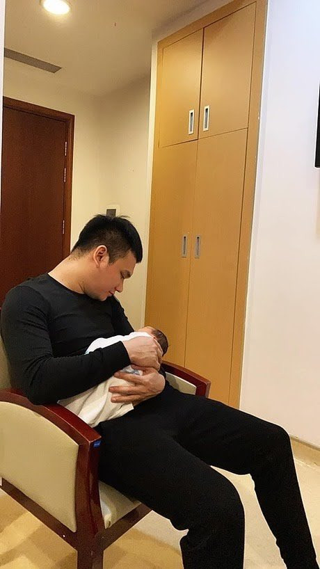 Thủy Tiên ăn vội bát mì tôm để đi cứu trợ; Lynk Lee “xéo sắc” đáp trả antifan ảnh 3