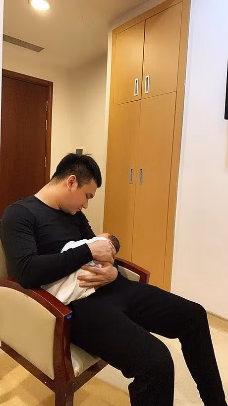 Thủy Tiên ăn vội bát mì tôm để đi cứu trợ; Lynk Lee “xéo sắc” đáp trả antifan ảnh 3