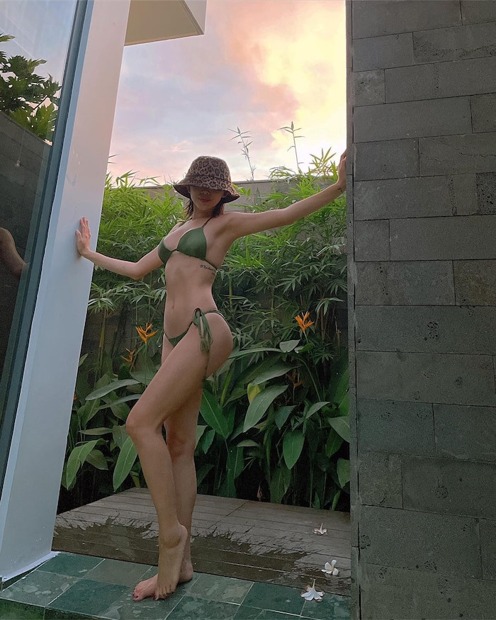 Tóc Tiên mặc bikini khoe đường cong “bỏng mắt”; Châu Bùi hôn say đắm Anh Tú? ảnh 1