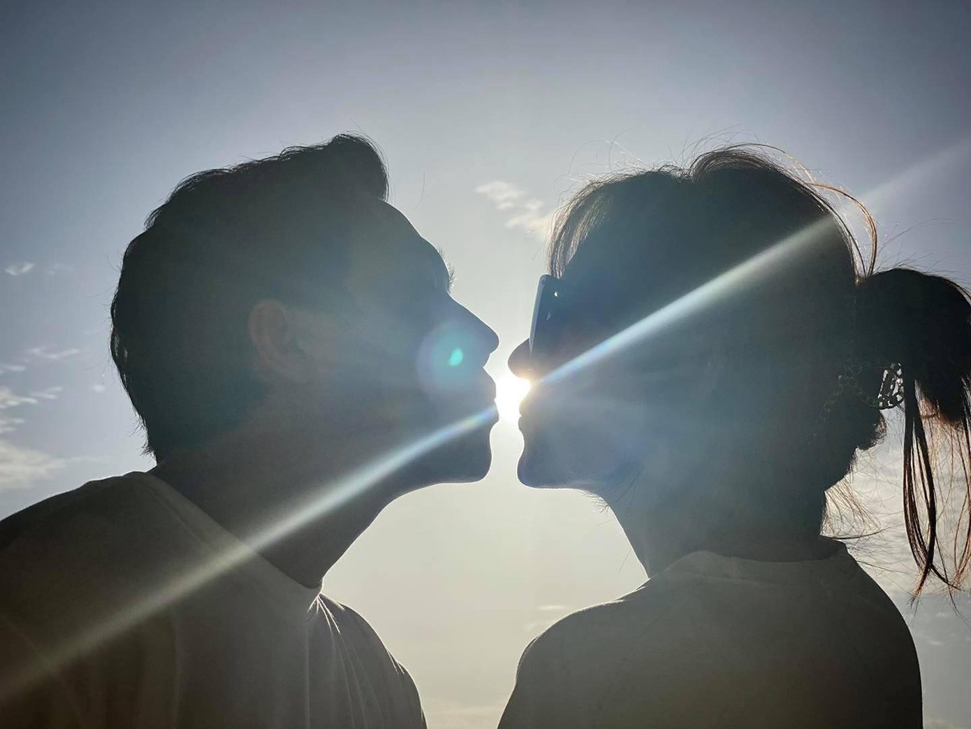 Sĩ Thanh diện đồ khoe vòng 1 trên giường ngủ; Vĩnh Thụy bảnh bao chuẩn “soái ca“ ảnh 1